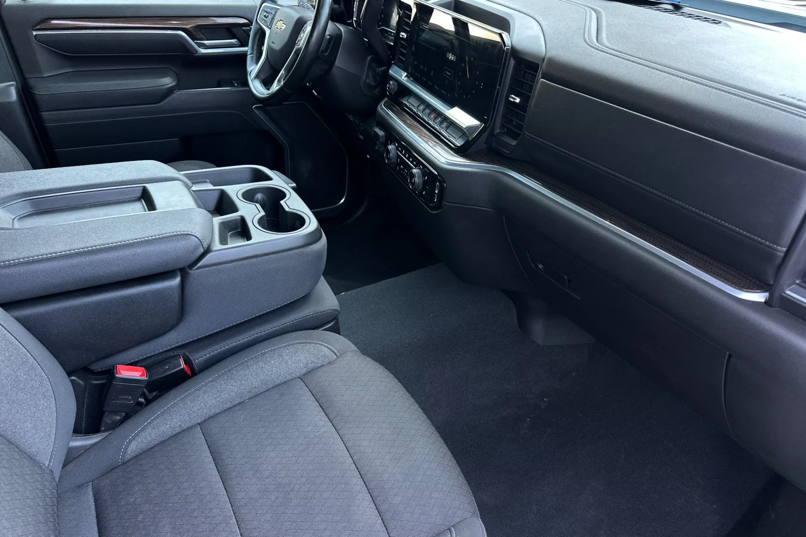 Used 2025 White Chevrolet LT image 14