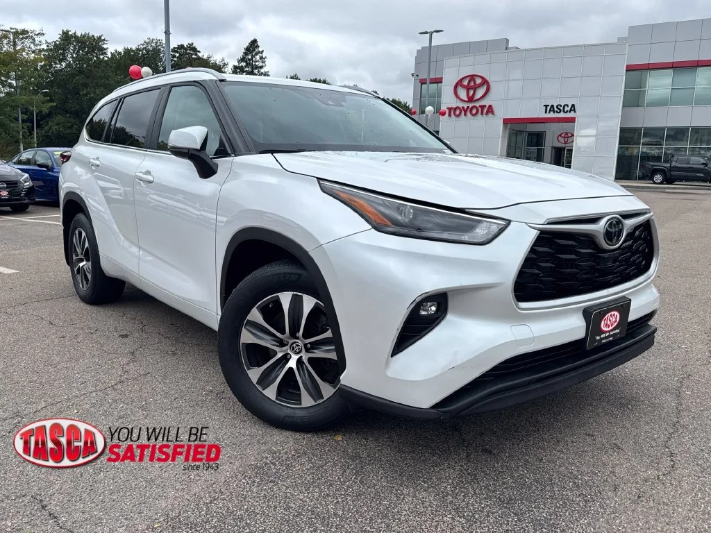 Used 2023 Beige Toyota XLE image 1