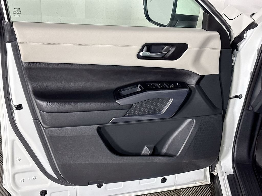 Used 2023 White Nissan SL image 10