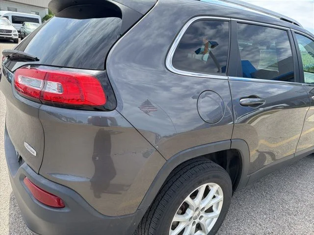 Used 2018 Gray Jeep Latitude Plus image 3