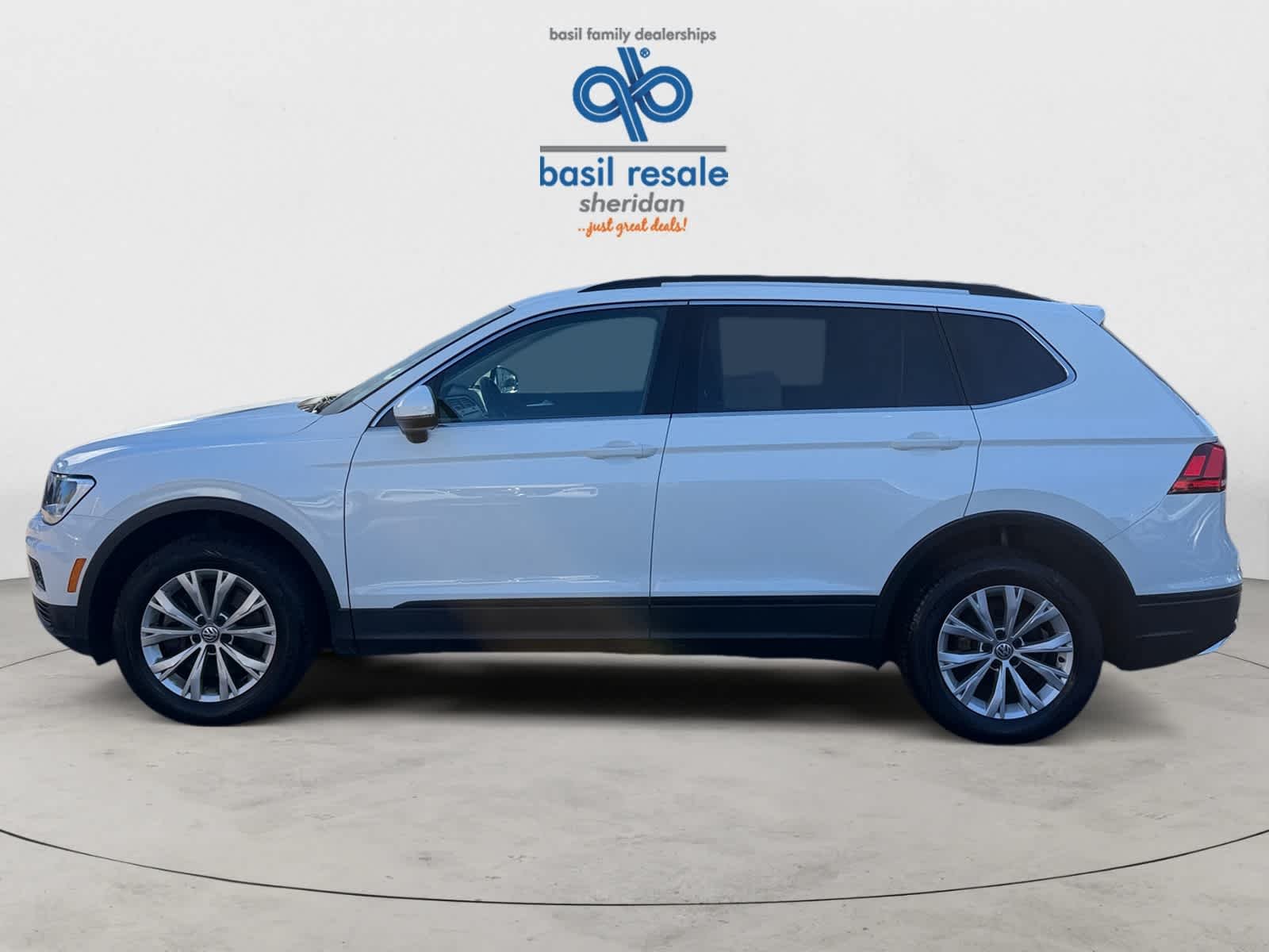 Used 2019 Pure White Volkswagen SE image 3