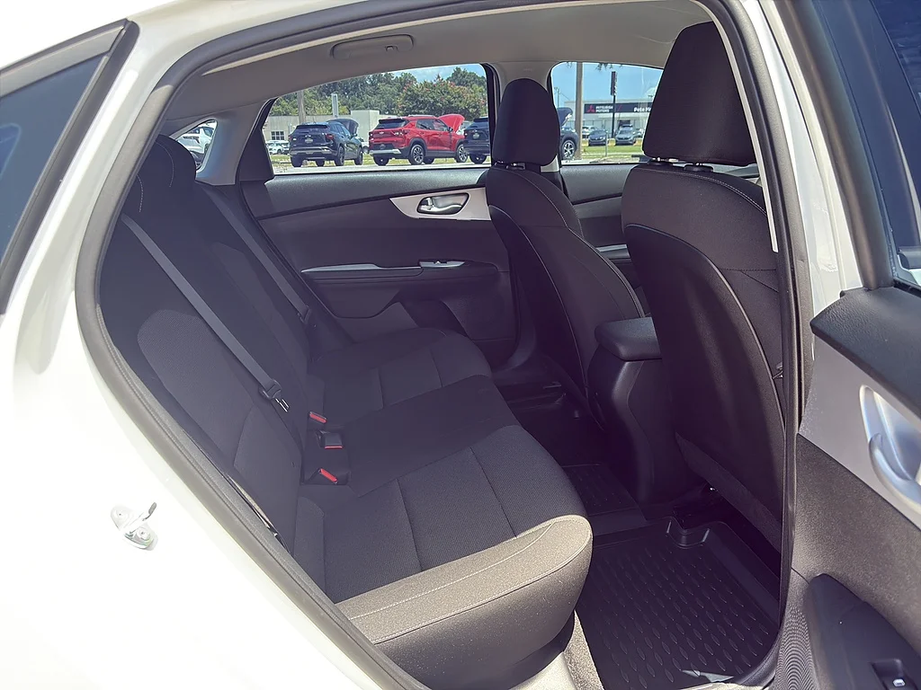 Used 2023 Snow White Pearl Kia  image 17