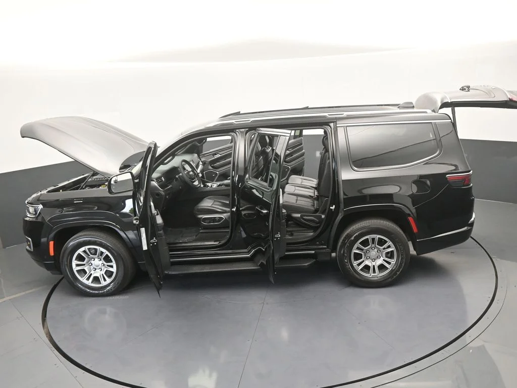 Used 2023 Diamond Black Crystal Pearlcoat Jeep Base image 72