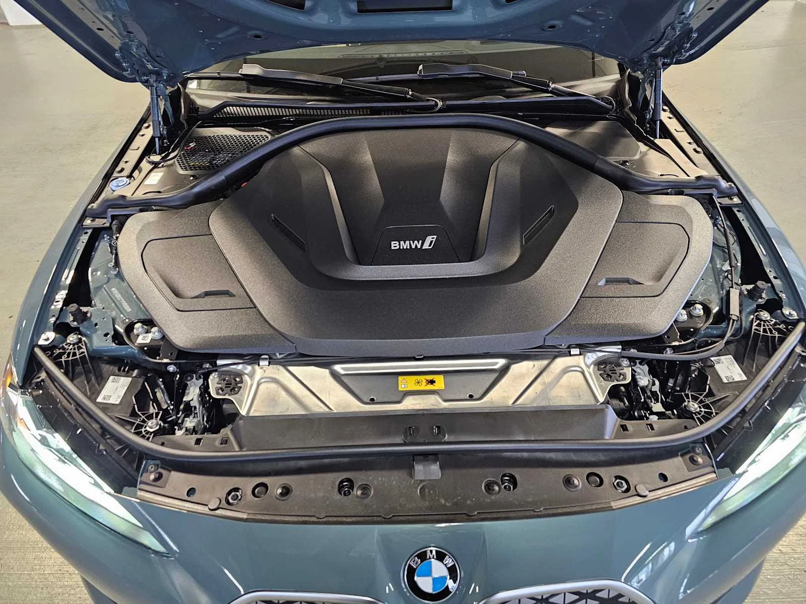 New 2026 Cape York Green Metallic BMW xDrive40 image 9