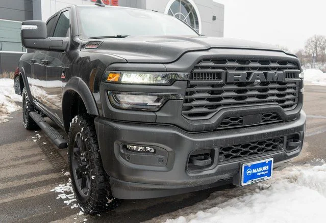 New 2026 Diamond Black Crystal Pearl-Coat Exterior Paint RAM Tradesman image 4