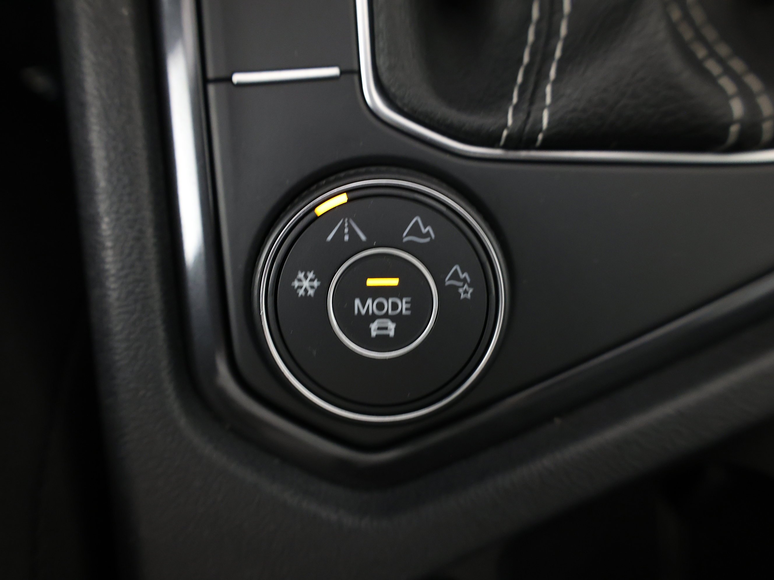 Used 2024 PLATINUM GRAY Volkswagen SE image 19
