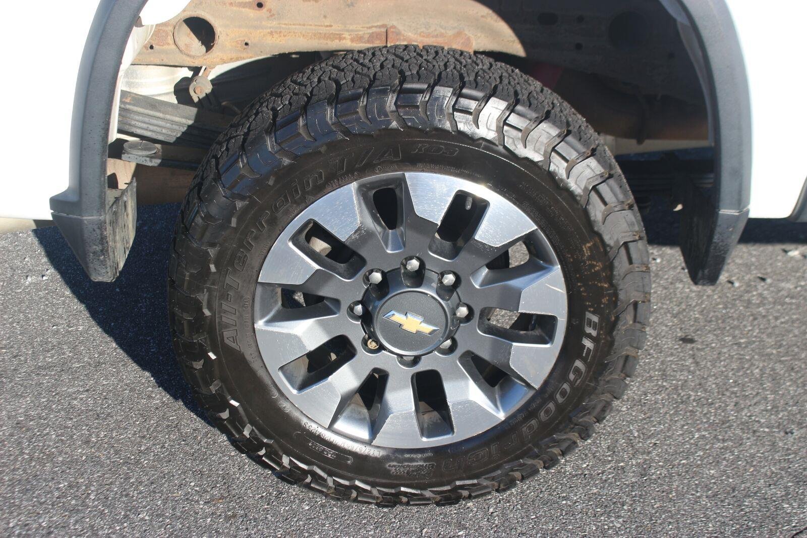 Used 2022 SUMMIT WHITE Chevrolet LT image 40