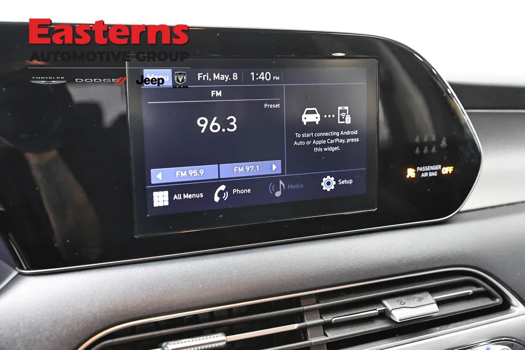 Used 2022 Black Hyundai SE image 19