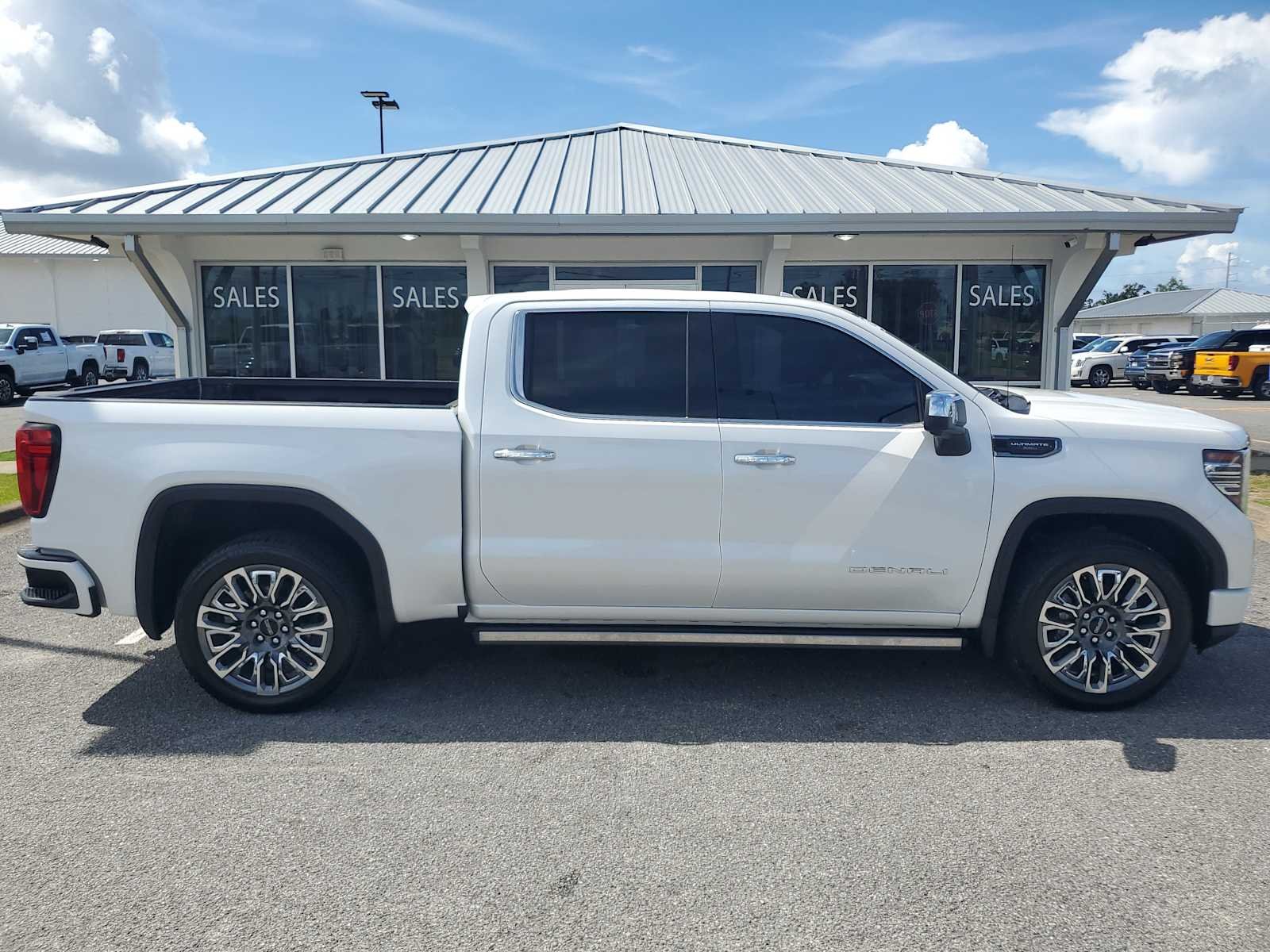 Used 2023 White Frost Tricoat GMC Denali Ultimate image 7