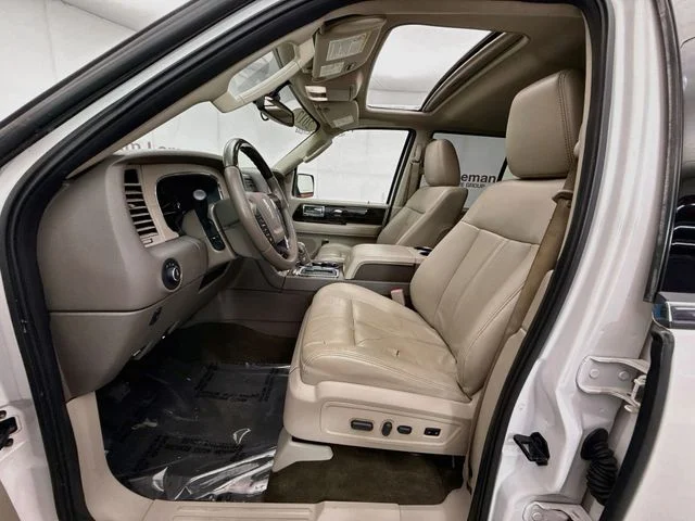 Used 2017 White Platinum Clearcoat Lincoln Select image 22