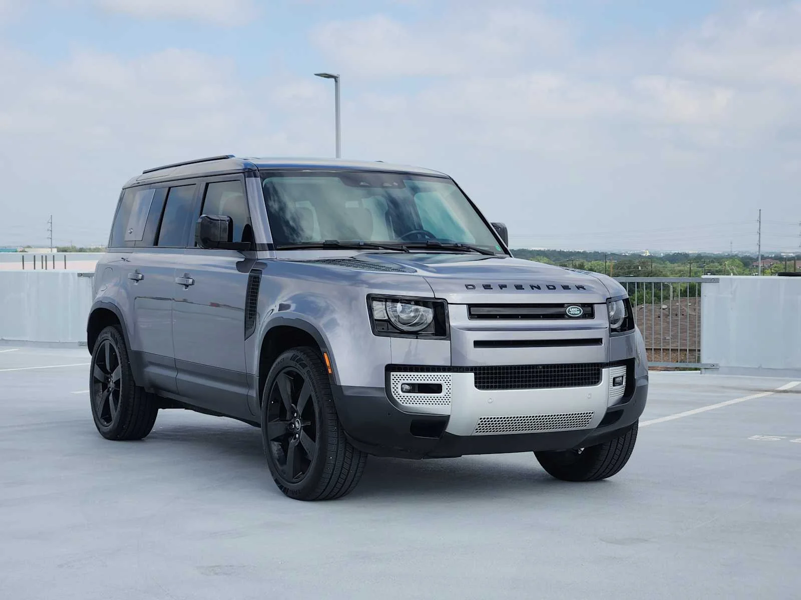 Used 2022 Eiger Grey Metallic Land Rover SE image 3