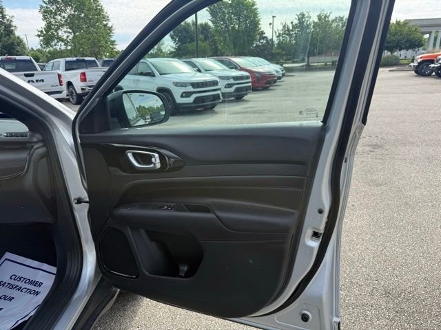 New 2026 Silver Zynith Metallic Clear-Coat Exterior Paint Jeep Latitude image 27