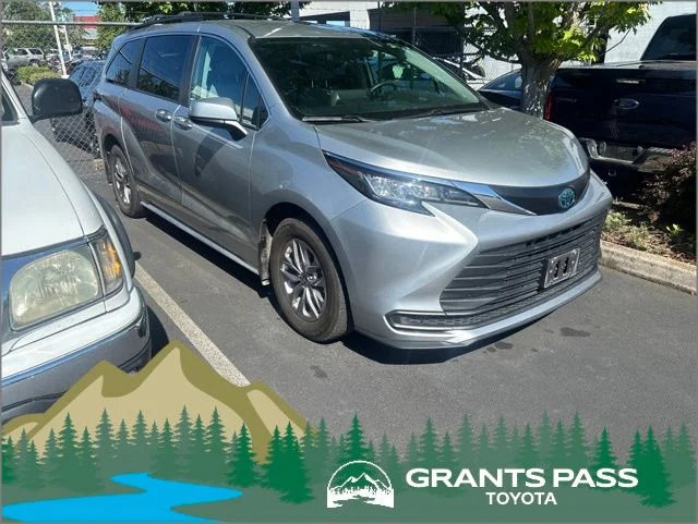 2023 Toyota Sienna LE 8-Passenger Hybrid FWD's photo