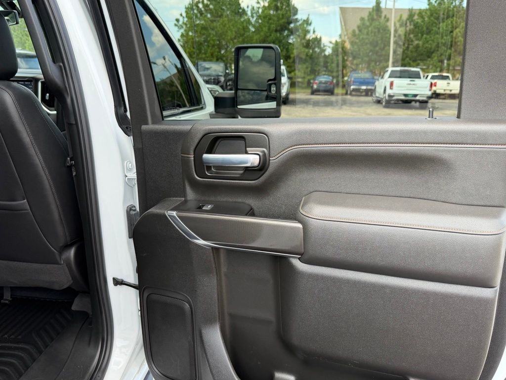 Used 2022 White GMC AT4 image 30