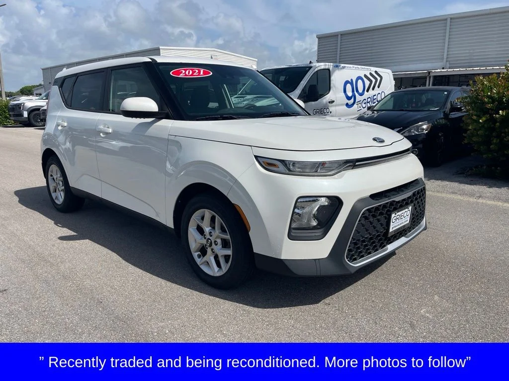 Used 2021 White Kia S image 1