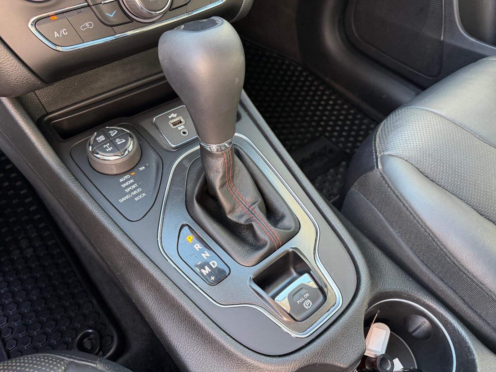 Used 2019 Diamond Black Crystal Pearlcoat Jeep Trailhawk Elite image 2