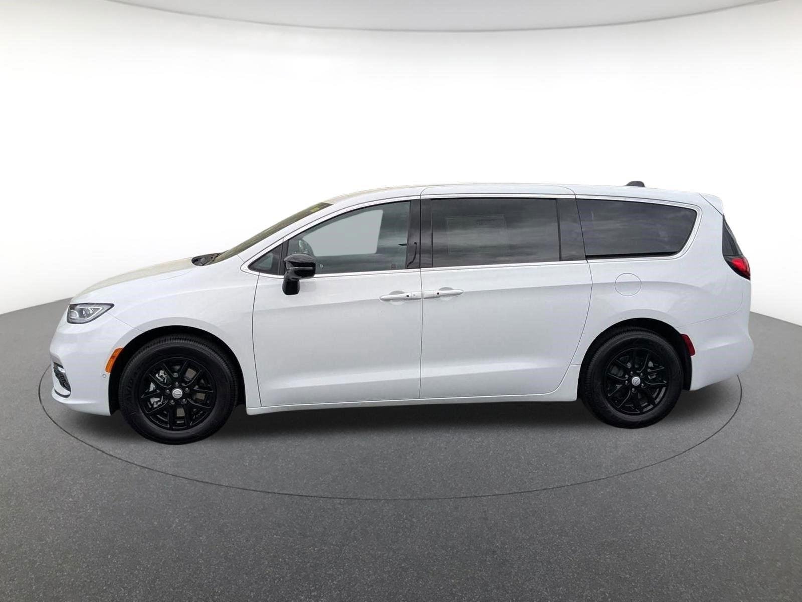 New 2026 Bright White Clear-Coat Exterior Paint Chrysler Select image 7