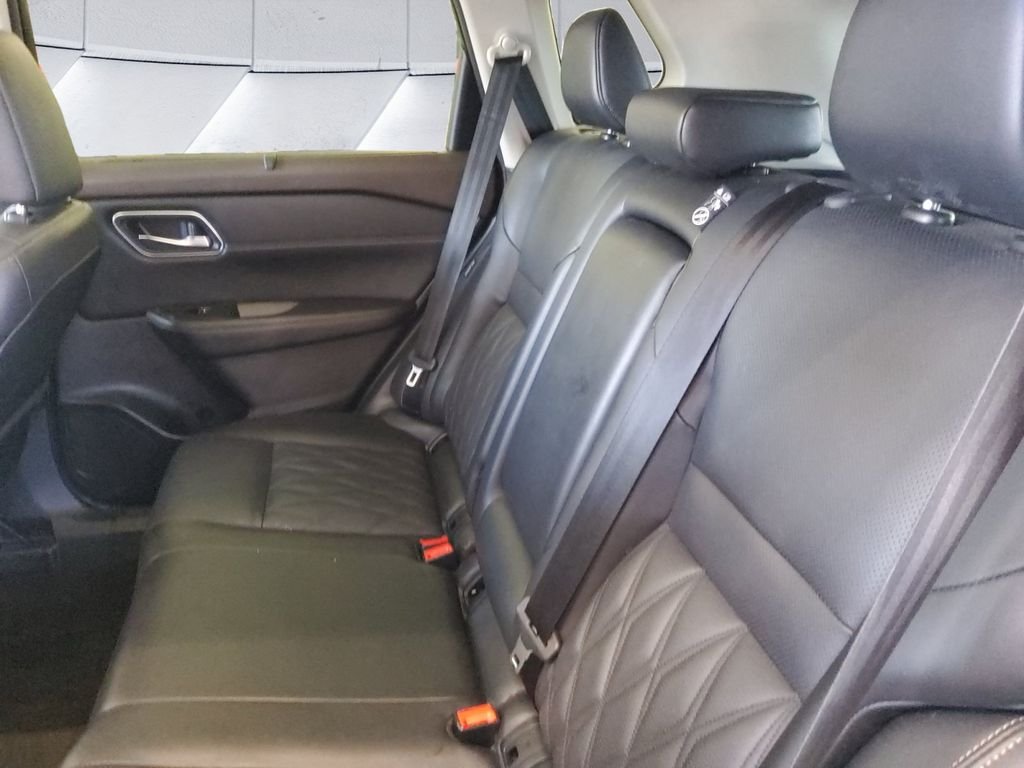 Used 2023 White Nissan Platinum image 18