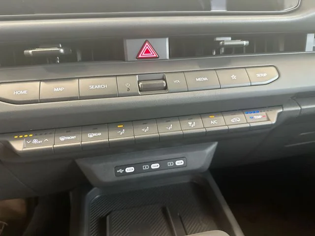 New 2027 Snow White Pearl / Black Roof Kia X-Line image 18