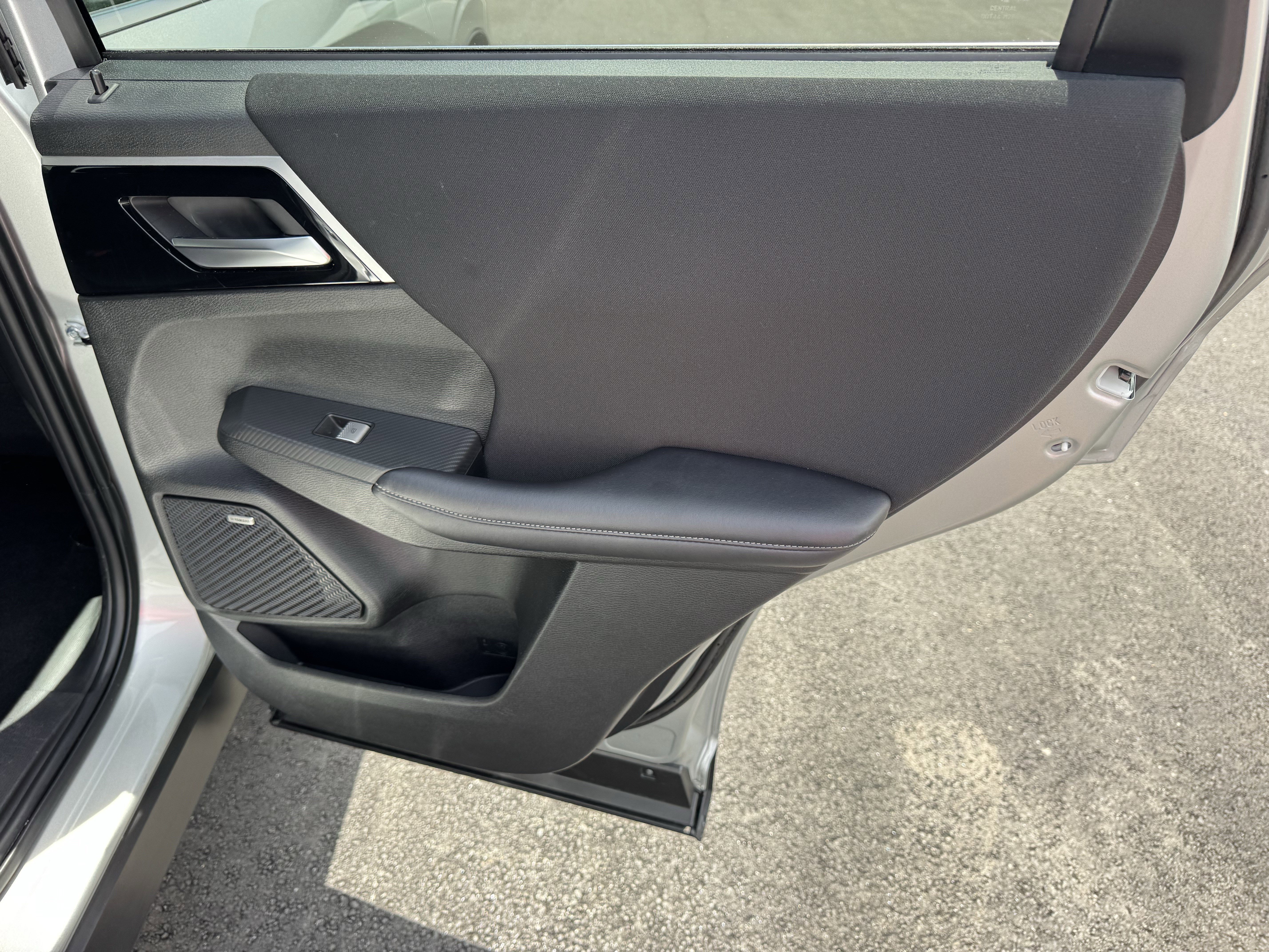 Used 2025  Mitsubishi ES image 16