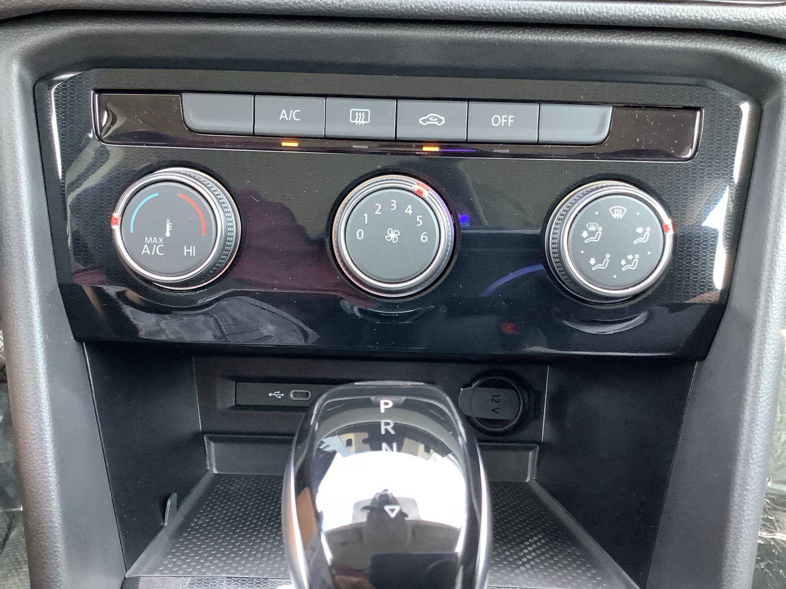 New 2027 Platinum Gray Metallic Volkswagen S image 17