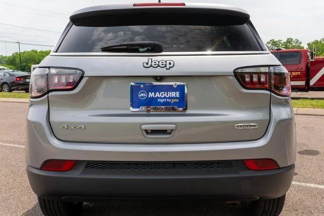 Used 2023 Silver Jeep Latitude image 7