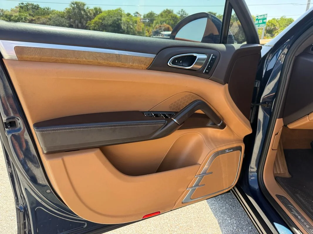 Used 2012  Porsche Turbo image 23