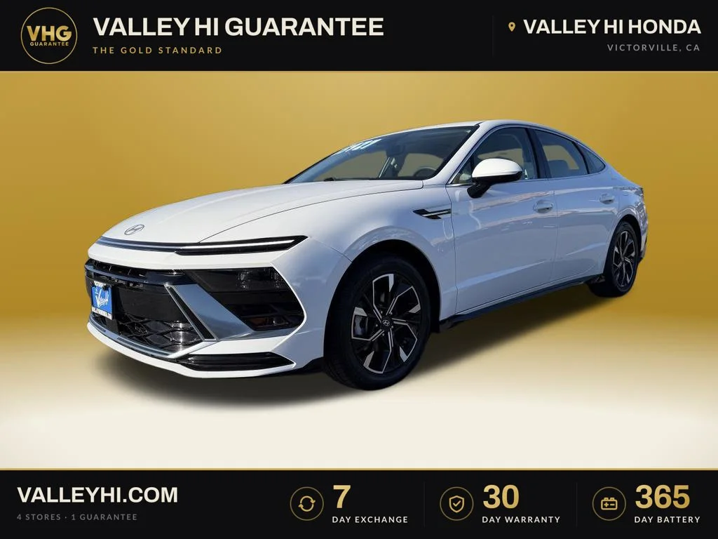 Used 2025 White Hyundai SEL image 3