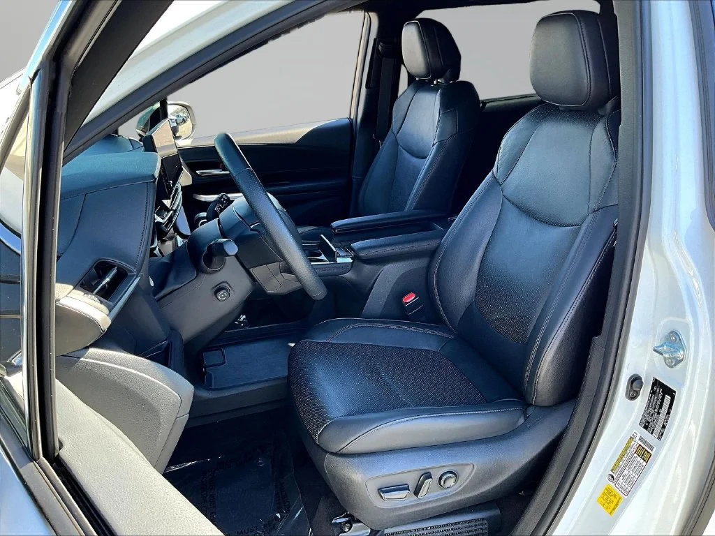 Used 2025 Wind Chill Pearl Toyota Platinum image 25