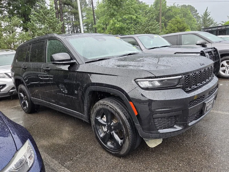 Used 2025 Diamond Black Crystal Pearlcoa JEEP ALTITUDE 4X4 image 3