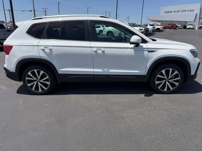 2024 Volkswagen Taos 1.5T SE's photo