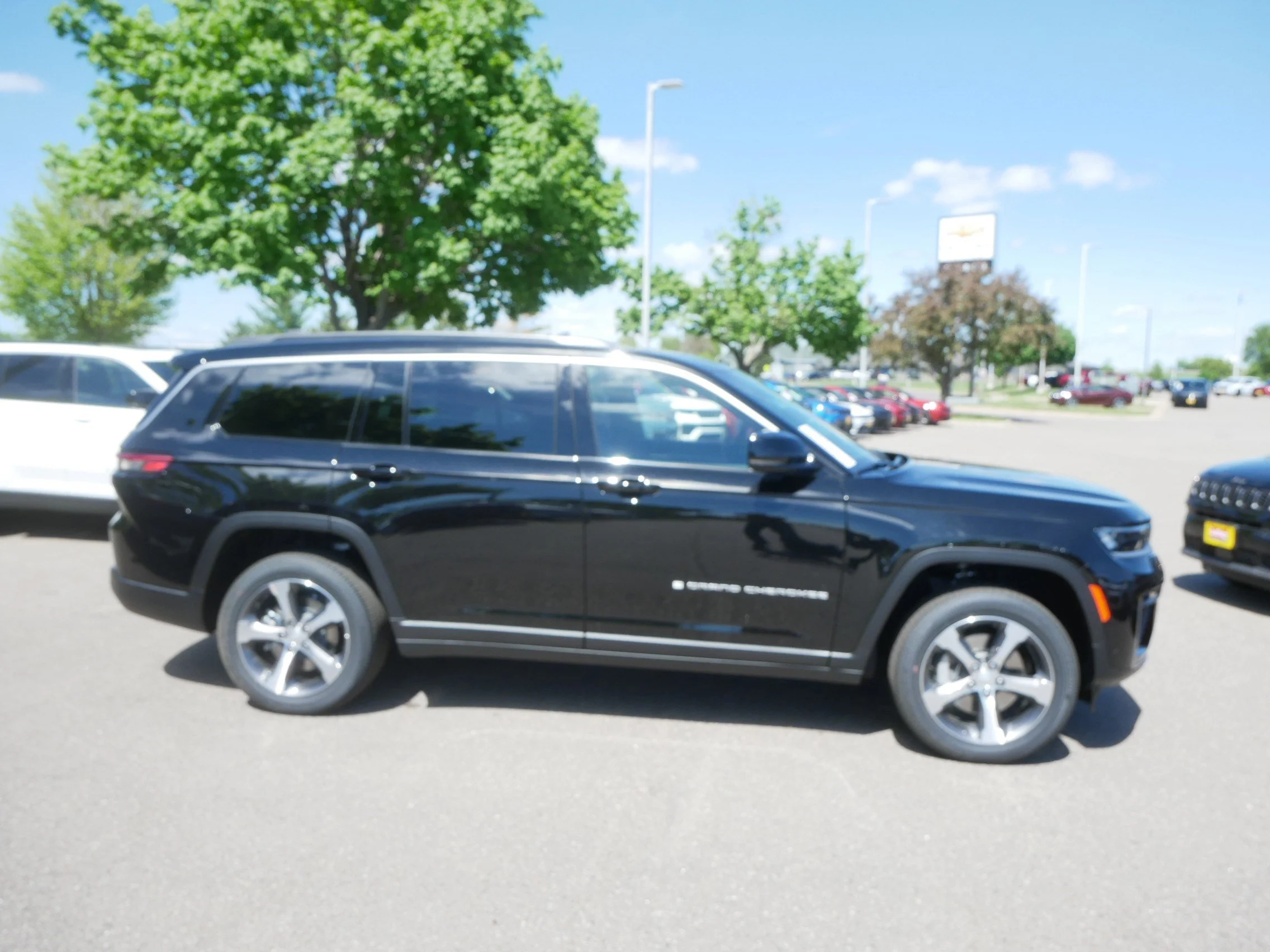 New 2026 Diamond Black Crystal Pearl-Coat Exterior Paint Jeep Limited image 2