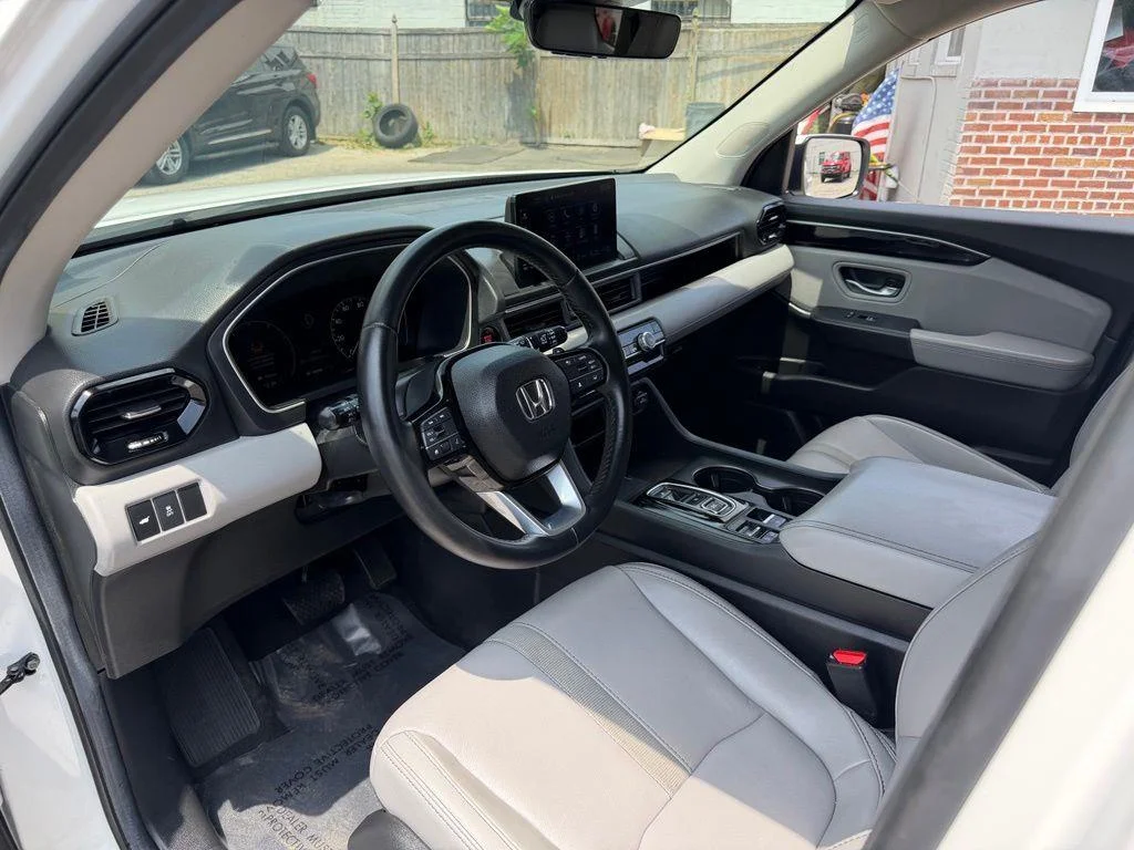 Used 2025 White Honda EX-L image 21
