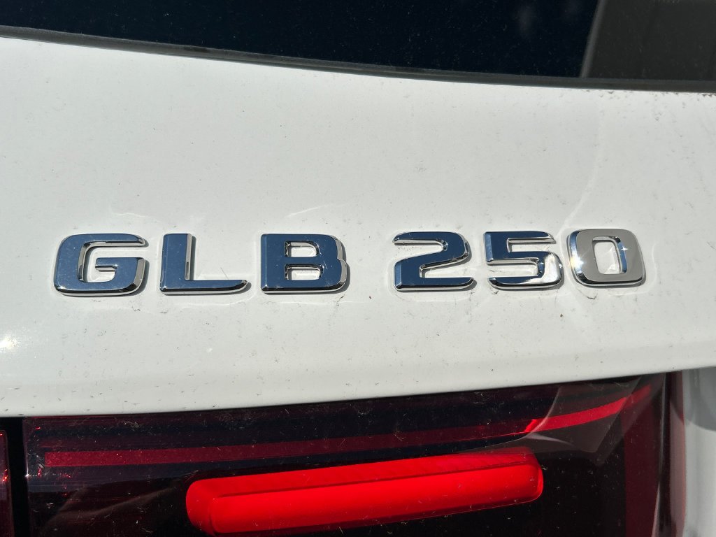 New 2026 Polar White Mercedes-Benz GLB 250 image 31