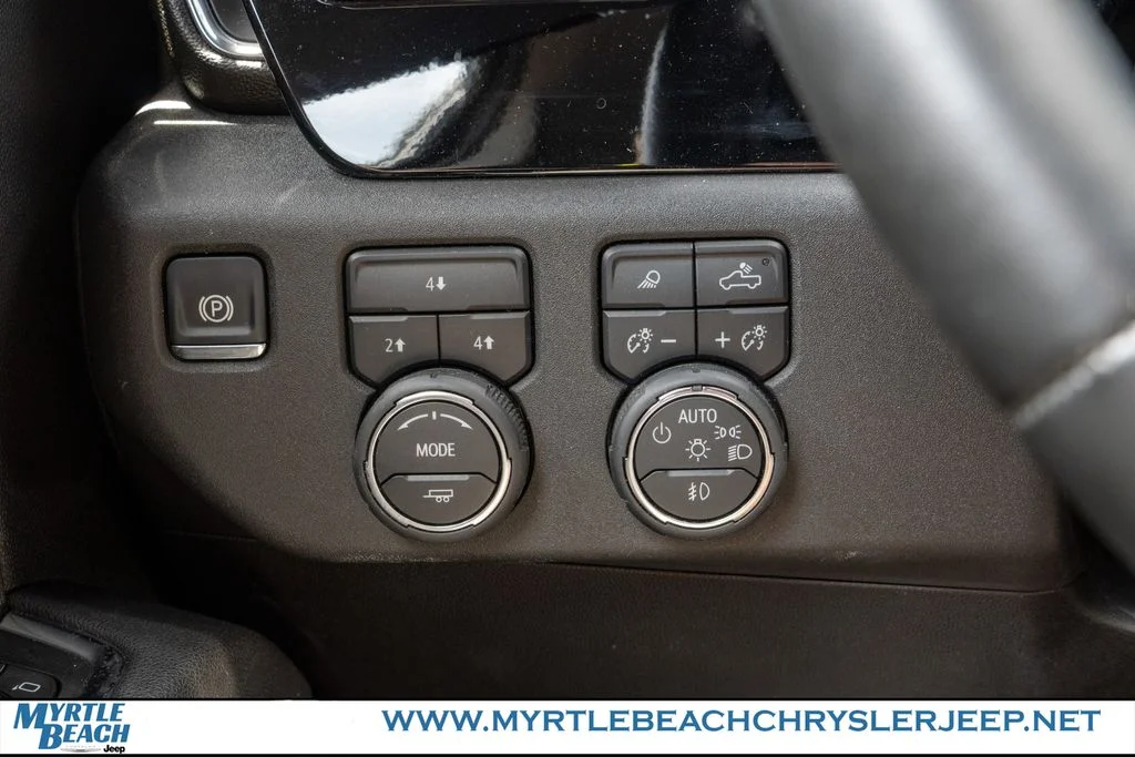 Used 2025 Lakeshore Blue Chevrolet LT image 28