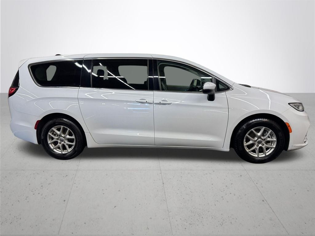 2023 Chrysler Pacifica Touring L - Photo 9