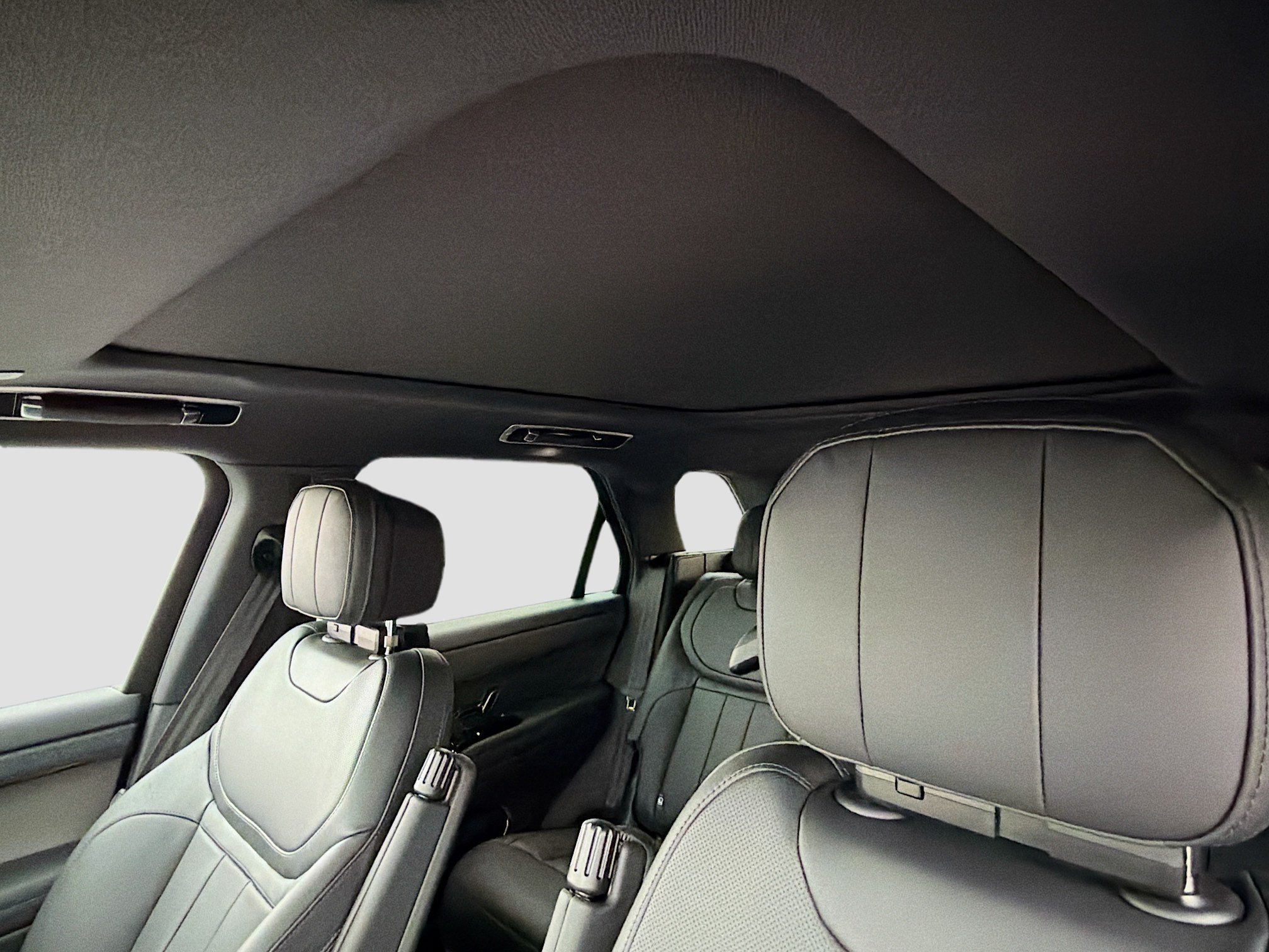 New 2026 Ostuni Pearl White Land Rover SE image 28
