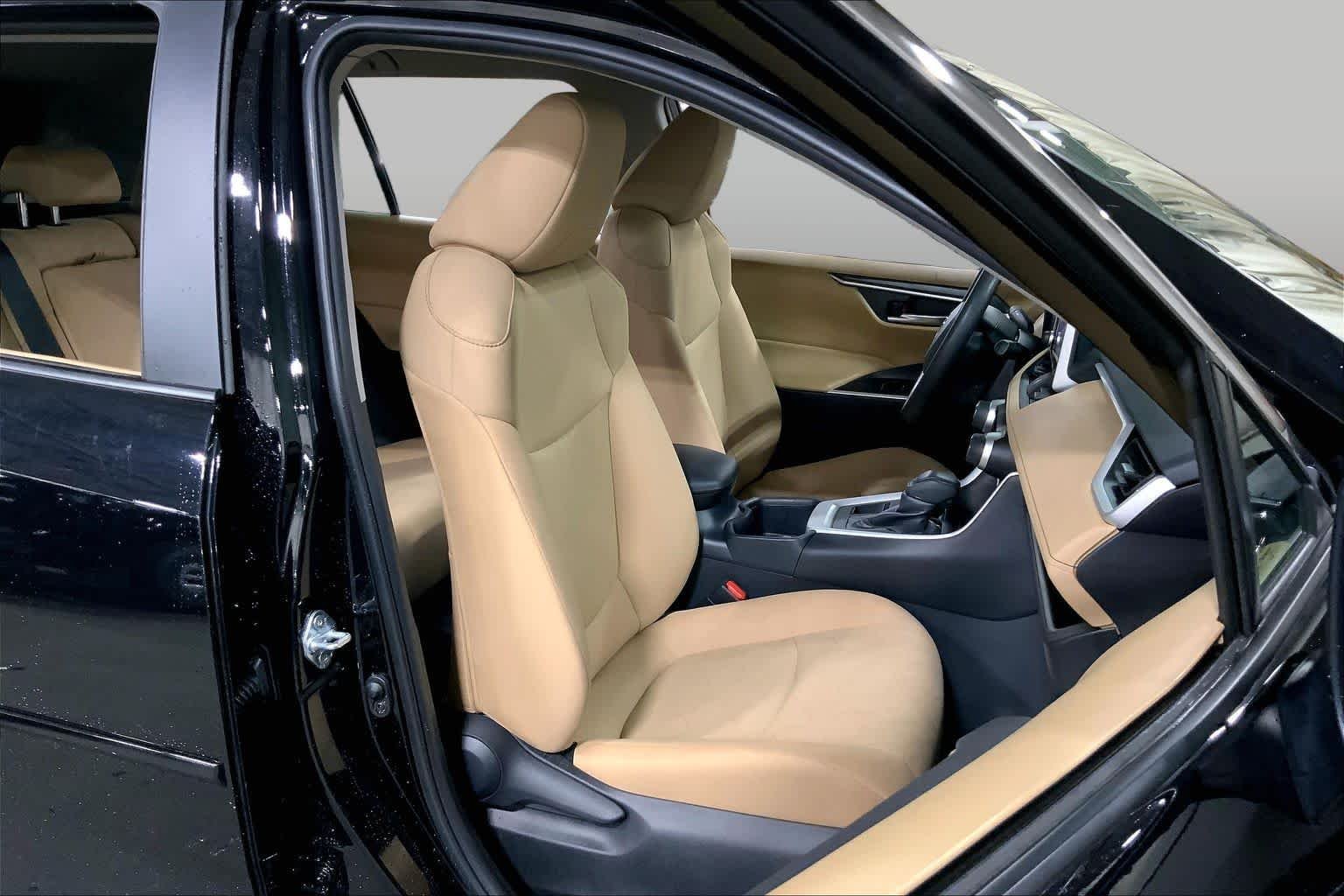 Used 2025 Midnight Black Metallic Toyota XLE image 9