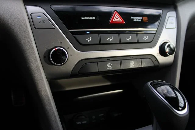 Used 2017 Blue Hyundai SE image 11