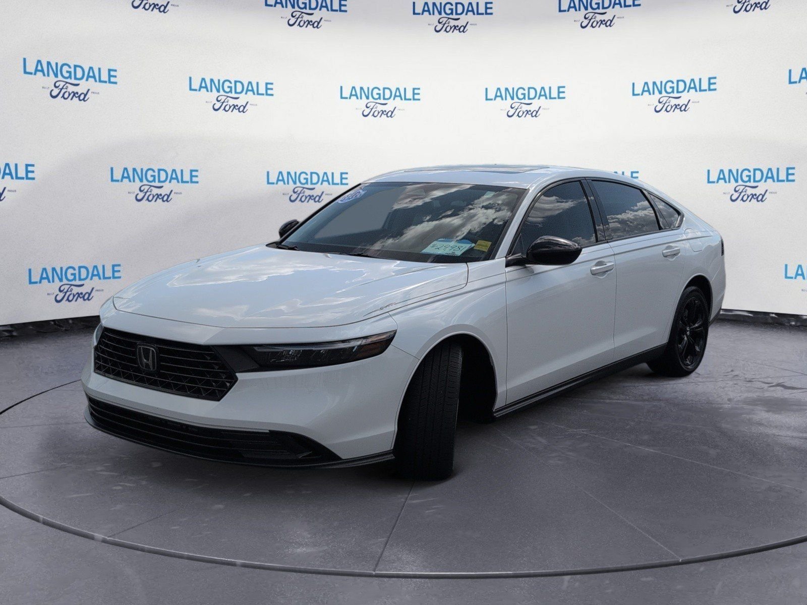 Used 2025 White Honda SE image 11