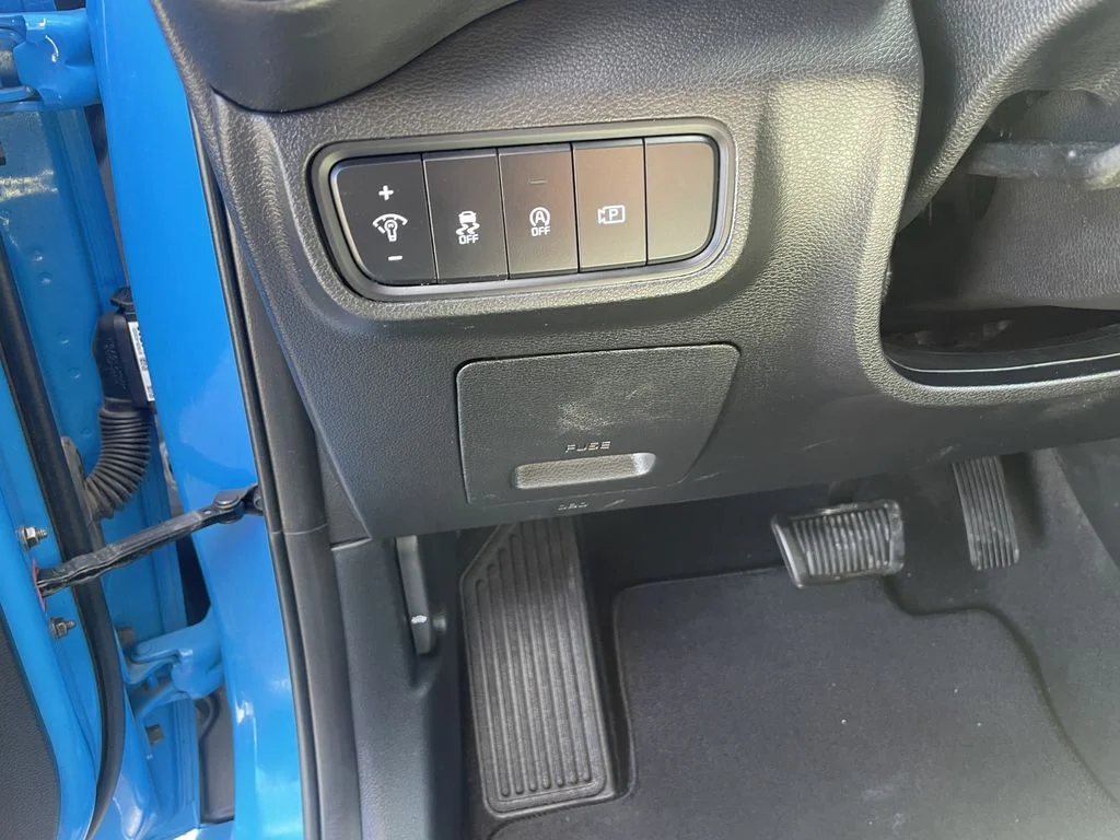 Used 2024 Surf Blue w/Black Roof Kia GT-Line image 18