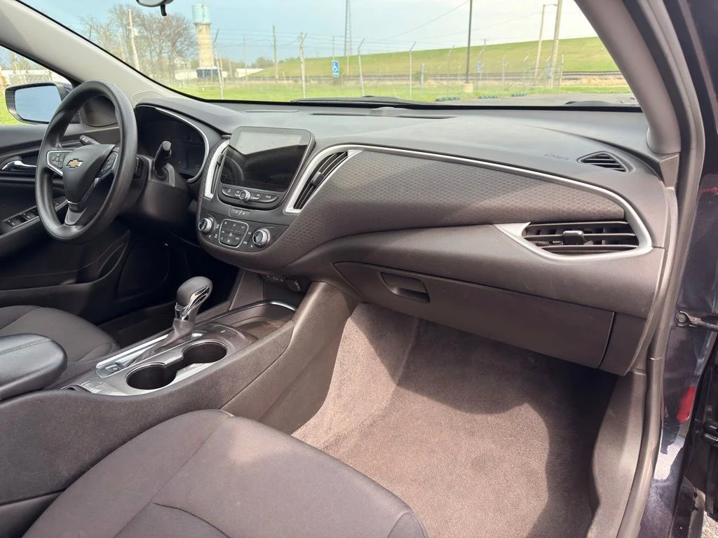 Used 2023 Gray Chevrolet LT image 28