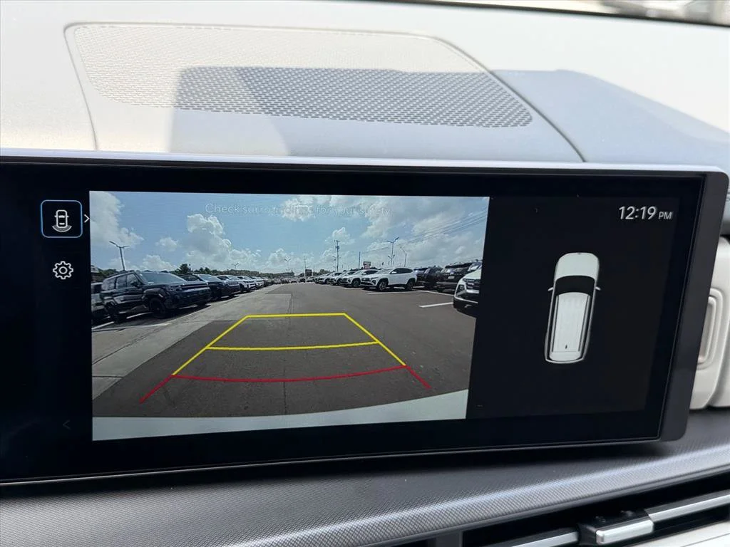 Used 2027 White Hyundai SE image 24