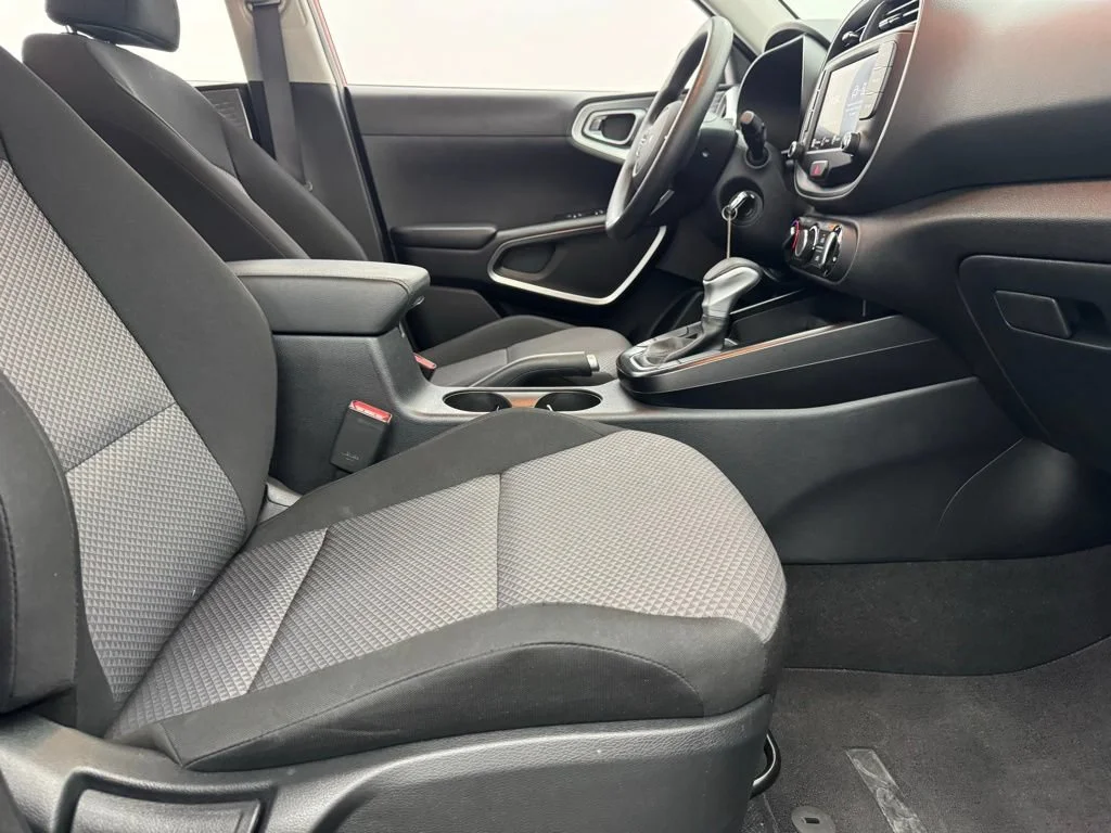 Used 2025 Orange Kia  image 30