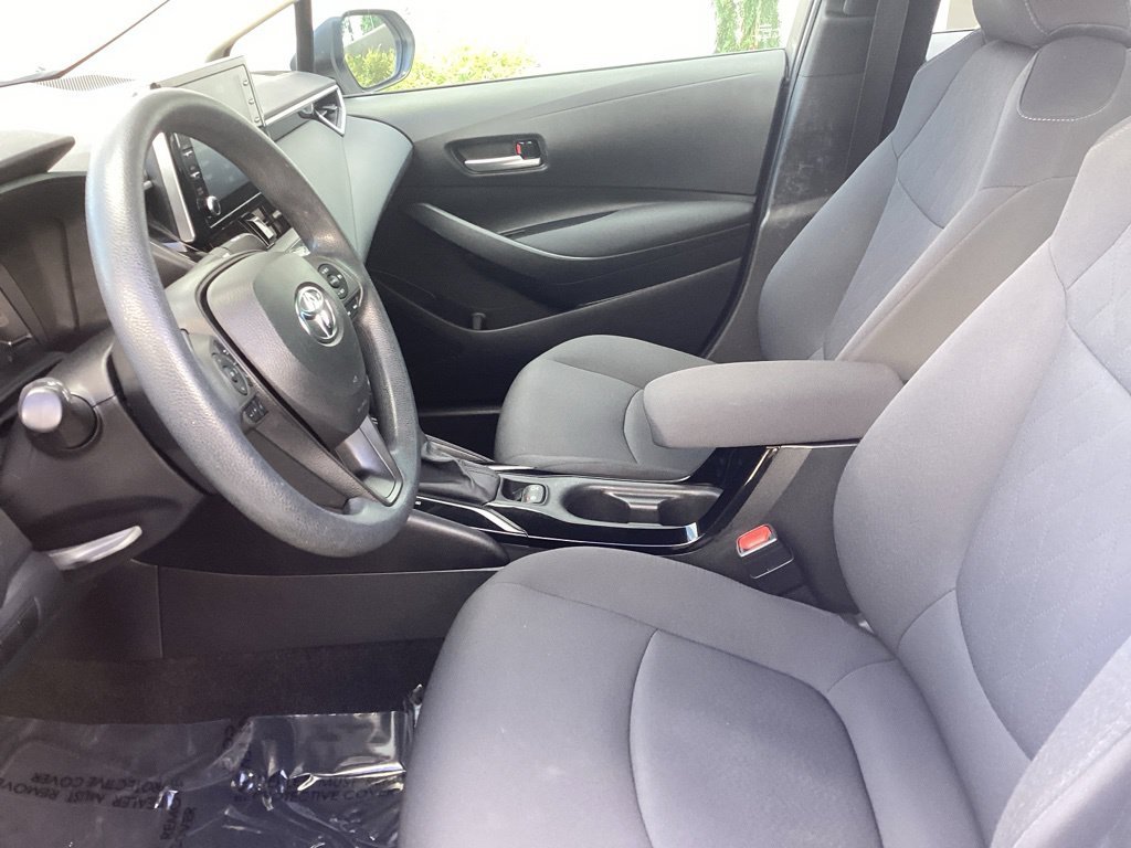 Used 2020 White Toyota LE image 3