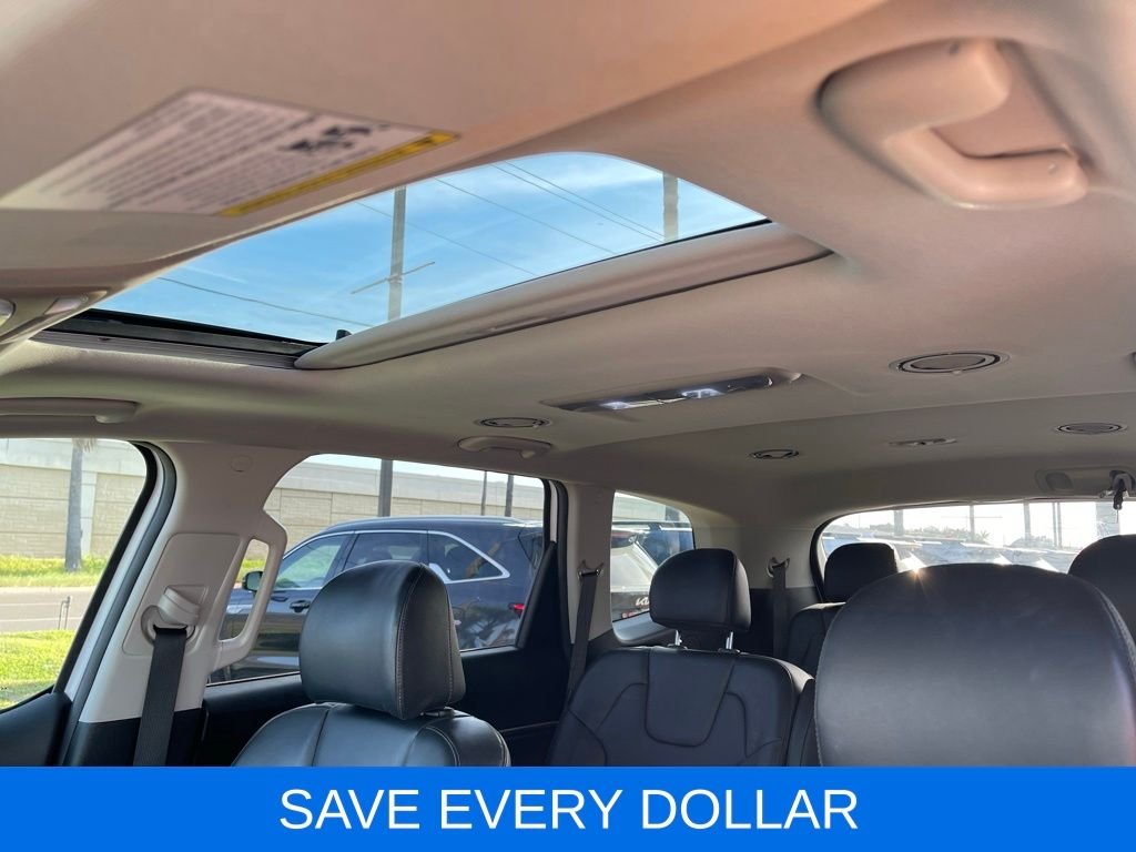 Used 2023 White Kia S image 25