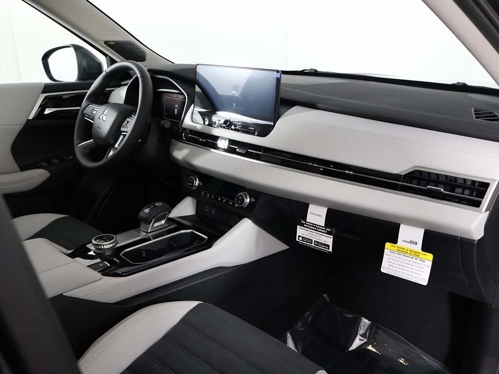 2025 Mitsubishi Outlander SE - Photo 31