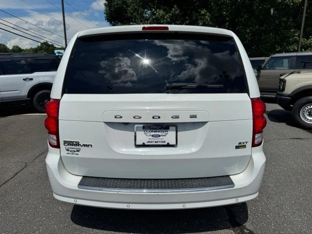 Used 2019 White Dodge SXT image 7