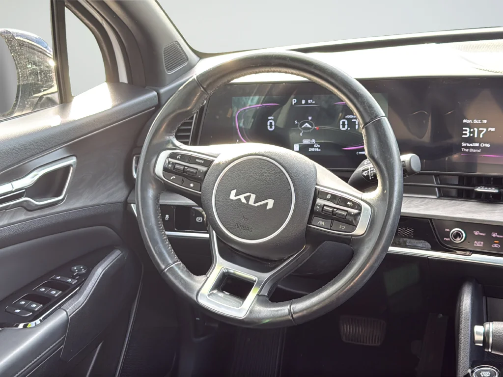 Used 2025 White Kia X-Line image 35