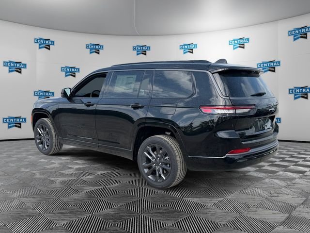 New 2026 Diamond Black Crystal Pearl-Coat Exterior Paint Jeep Limited image 3